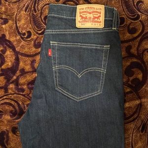 Men’s Levi Athletic Fit Tapered Denim Jeans. W33 L30. Dark blue with gold trim